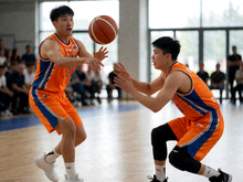 篮球比赛中球员传球瞬间，队友空切篮下准备接球